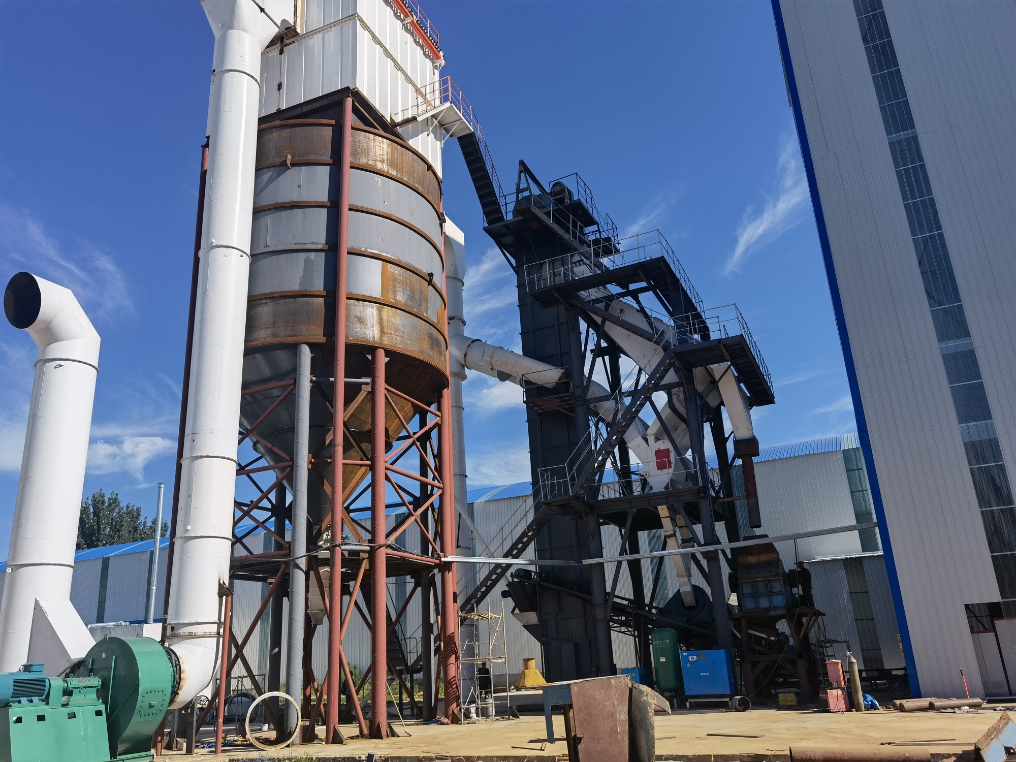 投資石灰石制砂生產(chǎn)線如何選擇設(shè)備？制砂樓怎么樣？